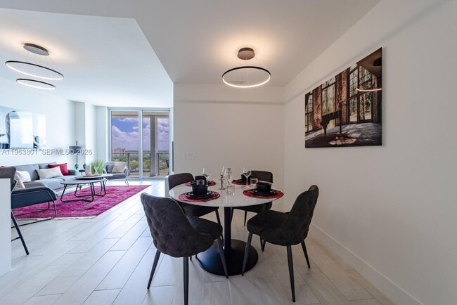 Photo - 2000 Metropica Wy Unidad 806