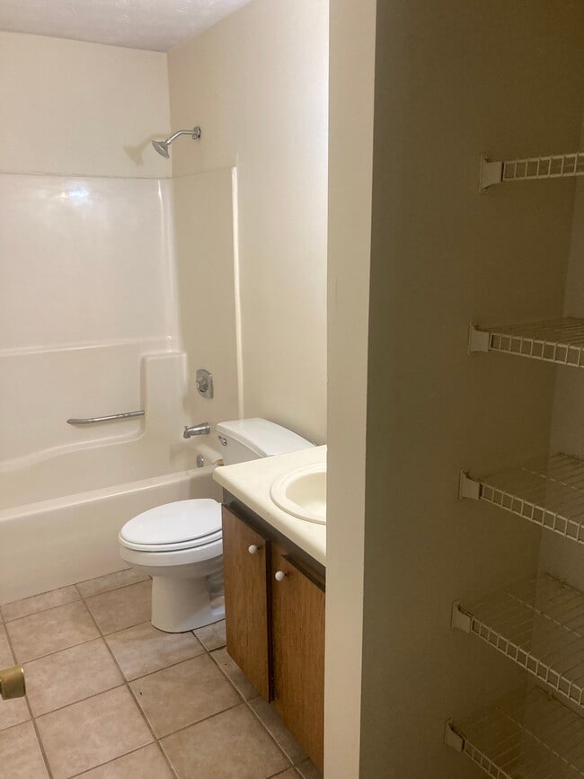 Building Photo - 1127 Bloomfield Rd Unit 1127