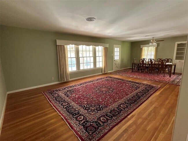 Photo - 2511 Bridle Path