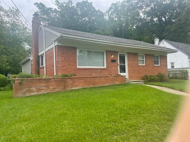 Esta casa está ubicada en una calle tranquila y cuenta con fachada de ladrillo y revestimiento exterior nuevo. ¡Está en excelentes condiciones! - 9707 Bristol Ave