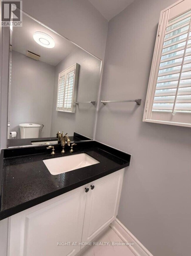 Photo - 746 Walpole Crescent