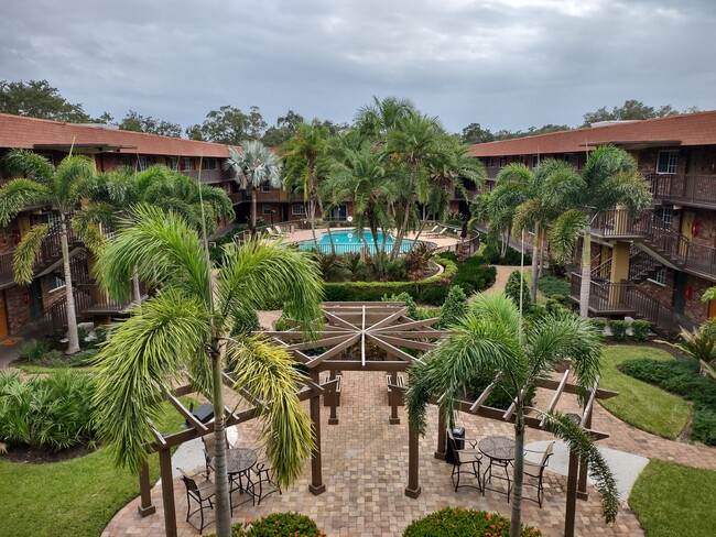 Courtyard - Veranda Flats Rental