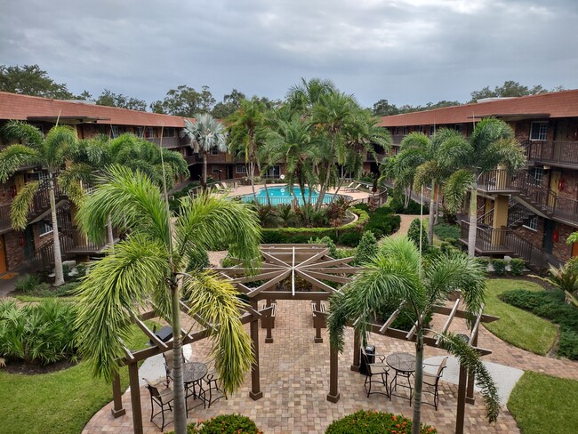 Courtyard - Veranda Flats Apartments