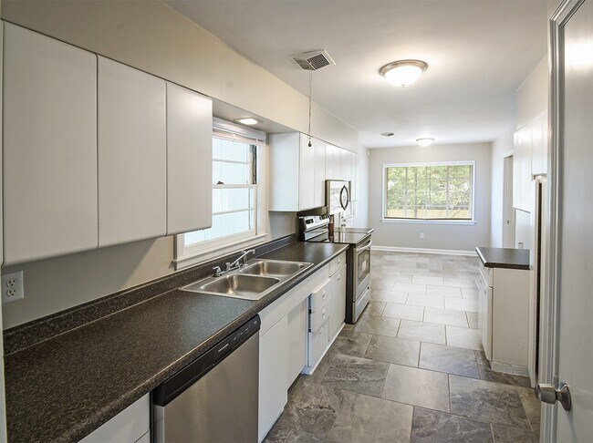 Photo - Newly updated 3 bed, 2 bath near U of M