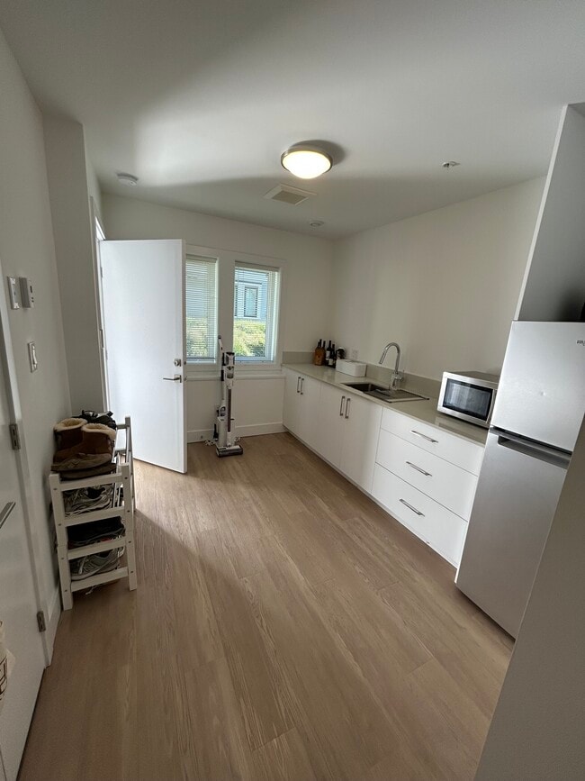 Building Photo - 717 26th Av E