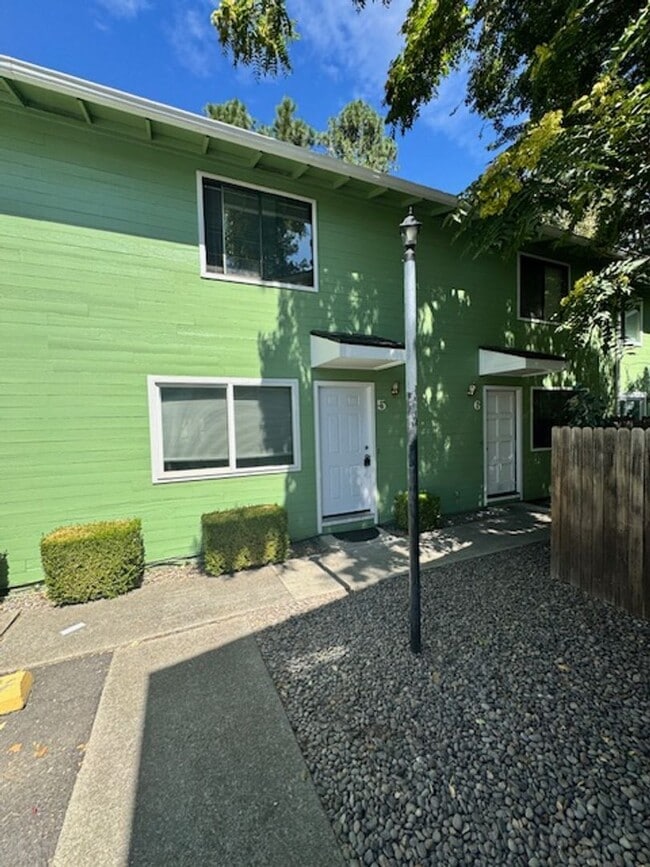 Building Photo - 2 BEDROOM TOWNHOME IN PHOENIX