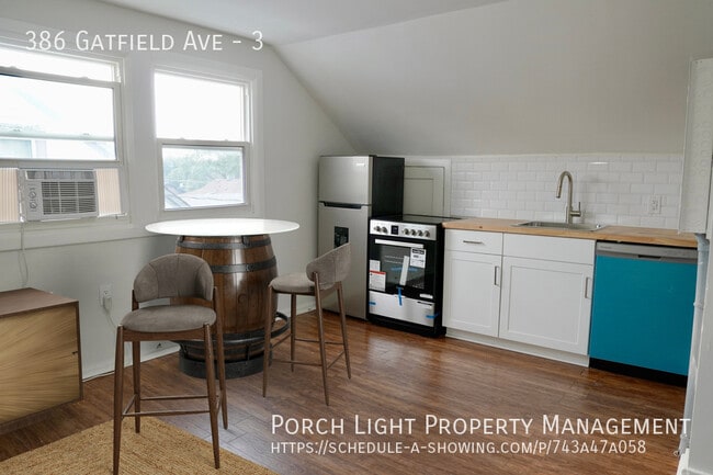 Building Photo - Renovated 1 Bedroom Loft - Lots of Natural Light - Brand New Upgrades Unit 3