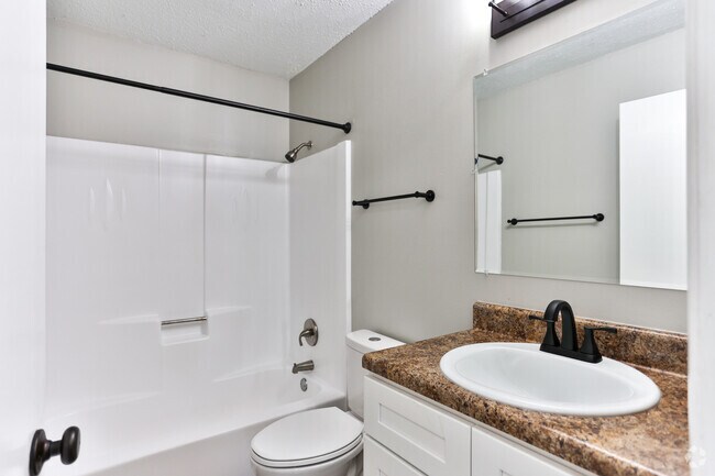 2BR, 1BA - 1,000SF - Bathroom