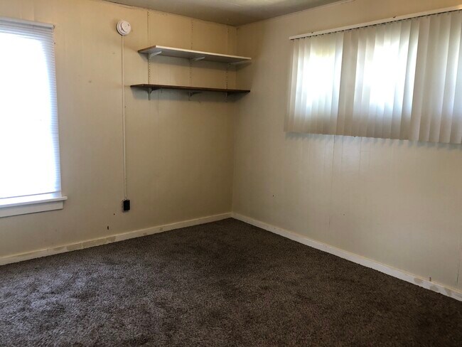 445 NE Kamiaken St Unit B