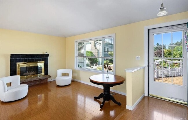 Photo - Cul-de-Sac Home Near Alderwood with Private Backyard