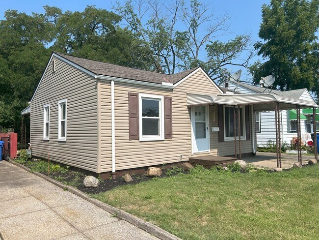 Photo - Bellaire - Puritas Area - 2 Bedrooms - 1 B...