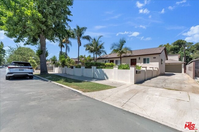 Photo - 6913 Encino Ave