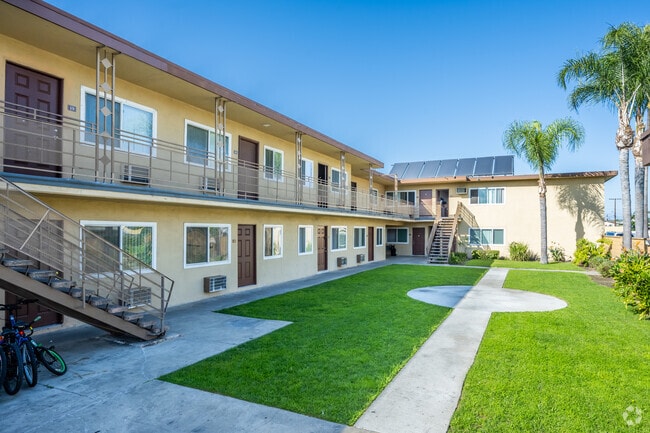 Courtyard - Palm Court Apartments