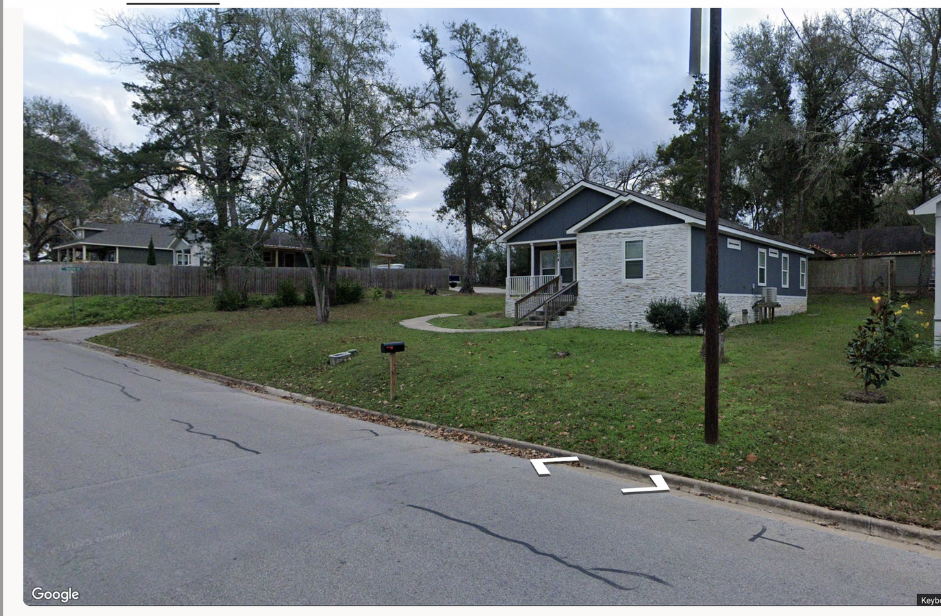 3 Bedroom 2 Bath located on a large fenced corner lot. - 1004 Pecan St House