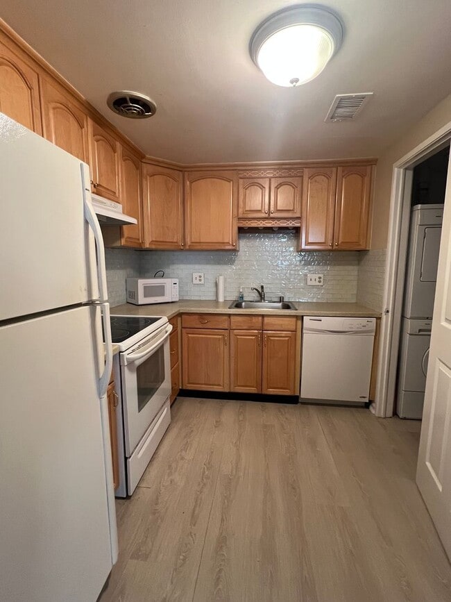 Photo - RENOVATED  2 LEVEL TOWNHOUSE WITH UPDATED ...