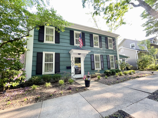 Photo - 109 E College St House