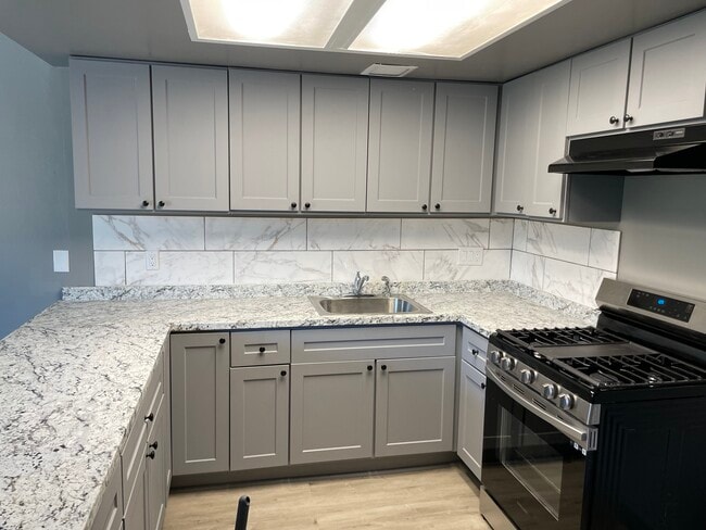 Kitchen - 1011 W 7th St Unidad 3