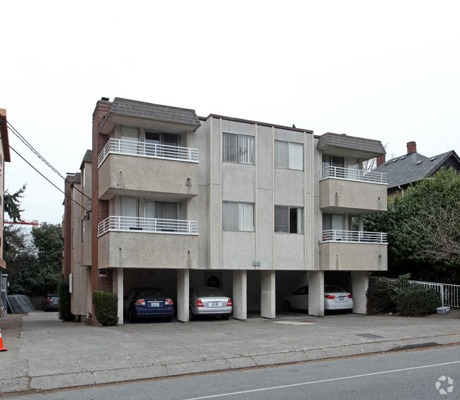 Building Photo - Classic Apartments