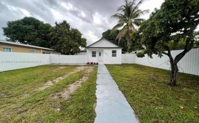 Building Photo - 1062 NW 25th St Rental