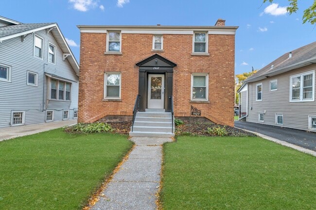 Building Photo - 1927 S 18th Ave