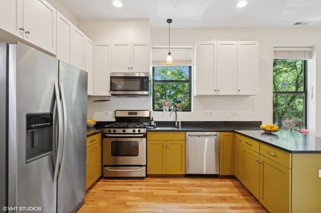 Building Photo - 2329 N Oakley Ave Unit 3e