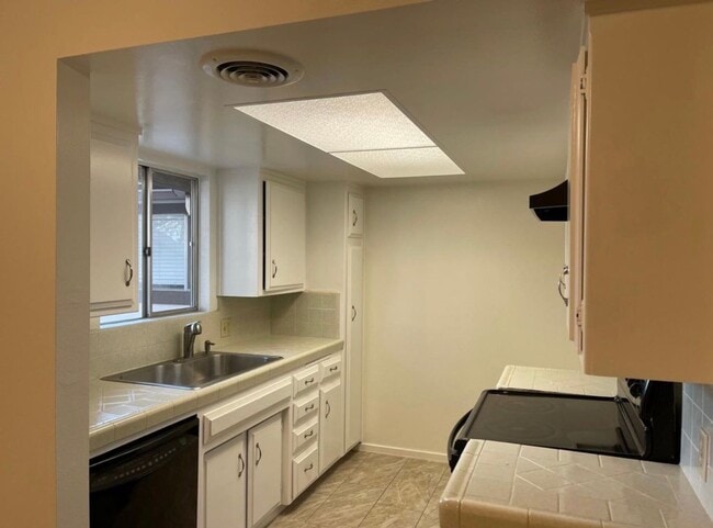 Photo - FOR RENT – SPACIOUS 3 BED / 2 BATH | CENTRAL LOCATION