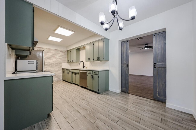 Building Photo - 2816 N 33rd Pl