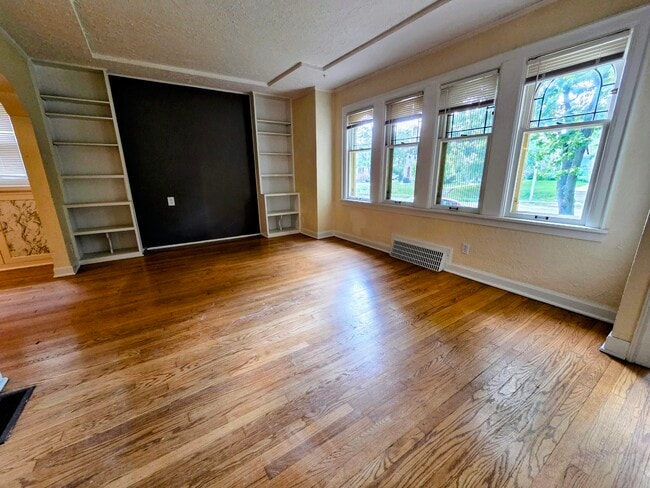 4112 N Woodburn St Unit 4112