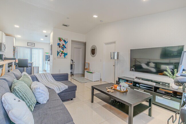 Photo - 7690 W 29th Way Unidad 202