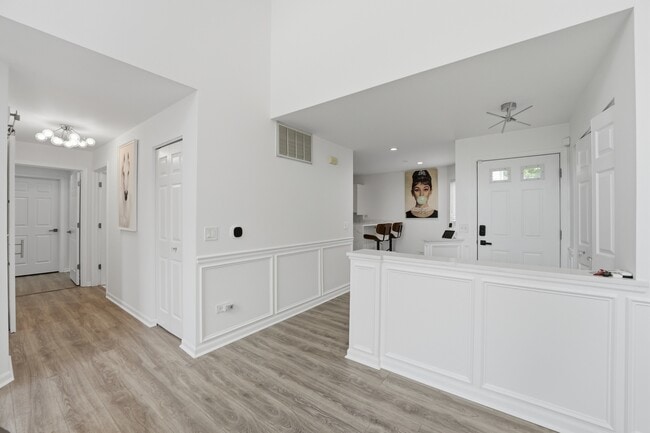 Photo - 1117 Hawthorne Ln