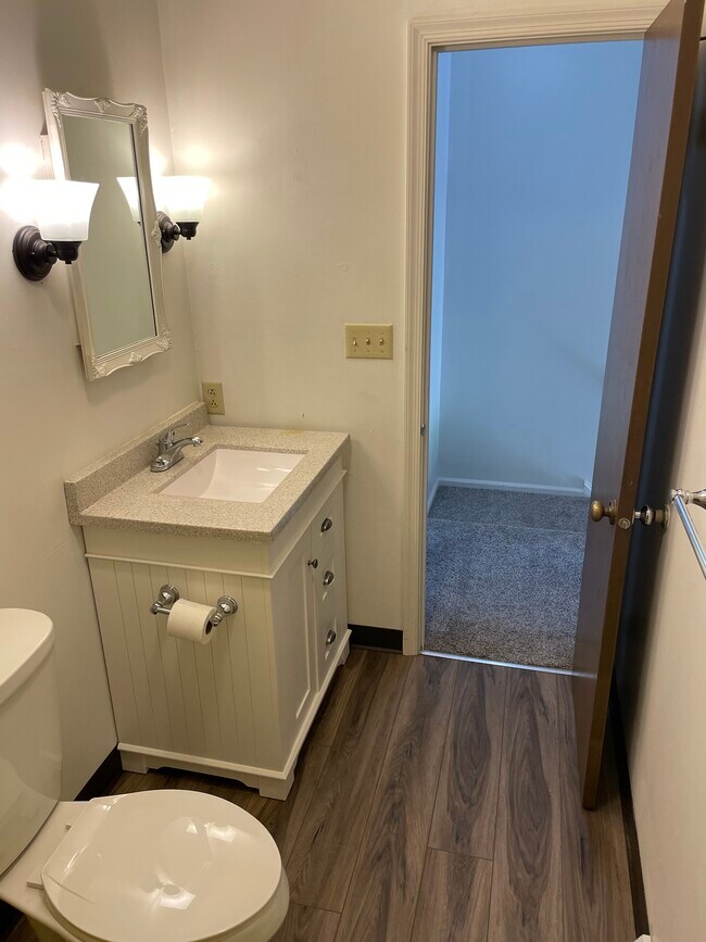 Full bath - 120 Highland Hills Dr Unit 3