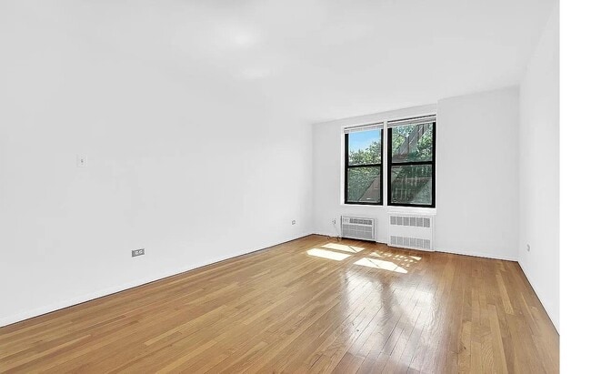 Photo - 35-20 Leverich St