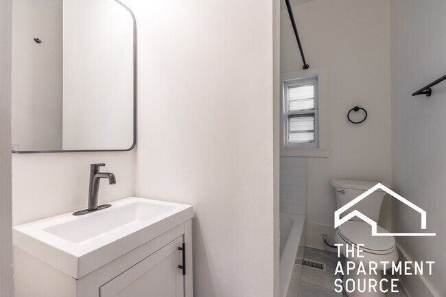 Photo - 2301 N Leavitt St Unit 1F