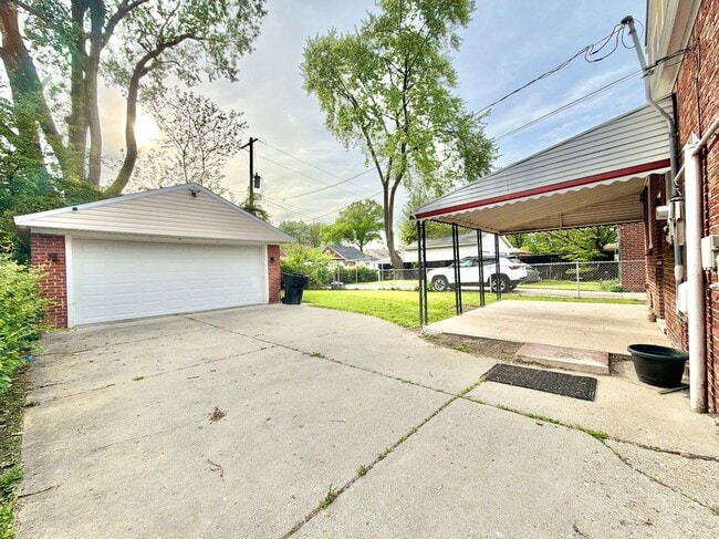 Photo - 18235 Tracey St