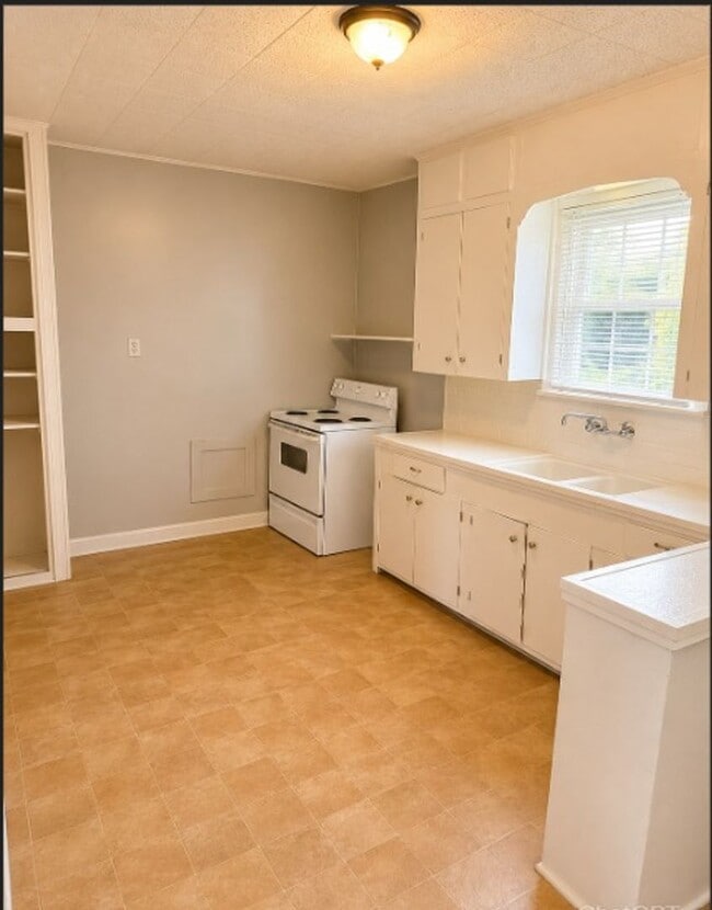 Photo - 2370 Ave C