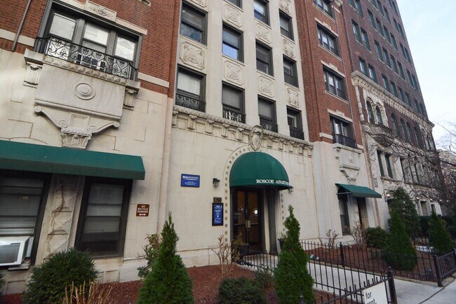 Building Photo - 533 W Roscoe St