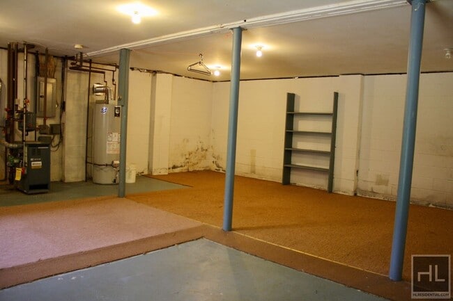 3.5BR 1.5BA Triplex w/ Elevated Wood Deck, Vegetable Garden, Private Parking, Waterfall & Finishe...