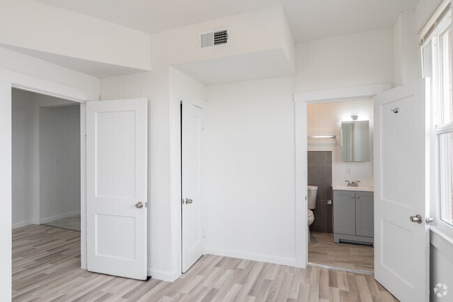 1BR, 1BA - 665SF - Bedroom