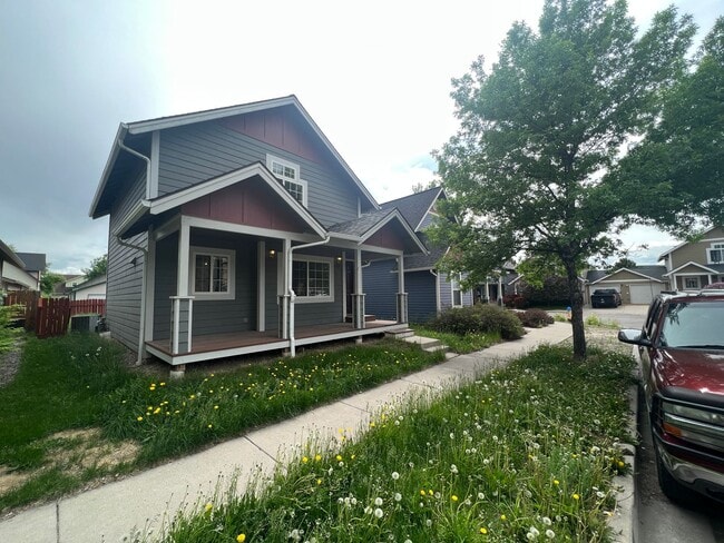 Building Photo - 2 Bed - 2 Bath - Off Street Parking