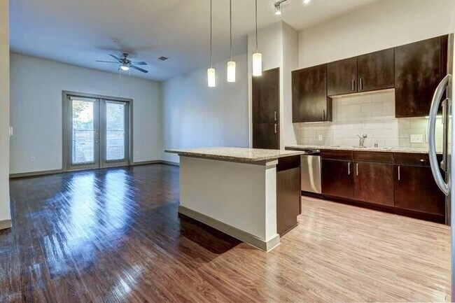 Photo - 2660 N Haskell Ave. Unidad b8