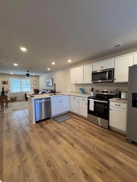 Photo - 913 W 9th St