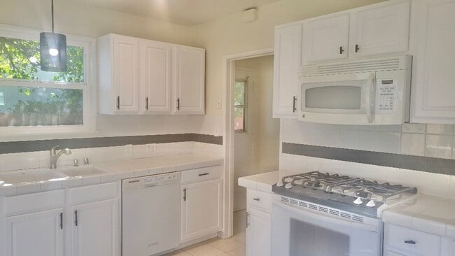 Photo - Beautiful 3-bedroom home in a quiet tree-lined street in Winnetka