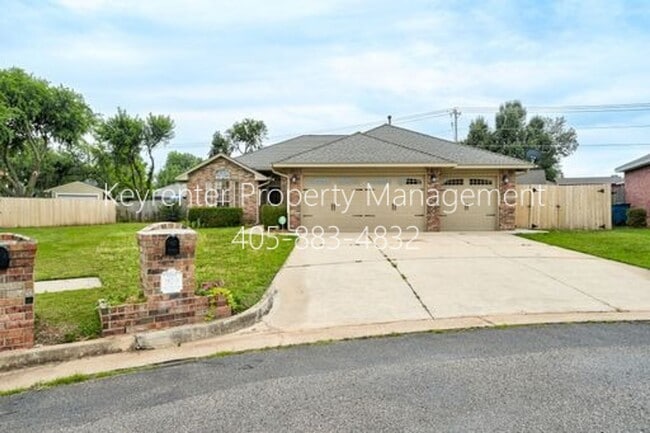 Photo - Amazing 4BD/3BTH home with a 3 car garage in the exclusive Cedar Pointe Gated Community!