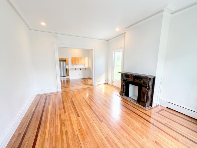 Building Photo - Newly Renovated 2BR on Sought-After Warren Street with Soaring Ceilings Unit 1