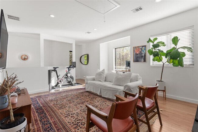 Photo - 2936 E 14th St