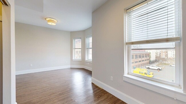 Photo - 133 Paris St