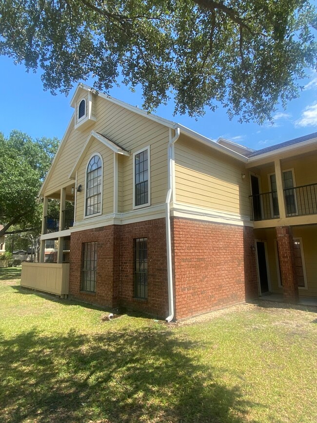 Building Photo - 8724 Mallard Reserve Dr Unit 102 Rental