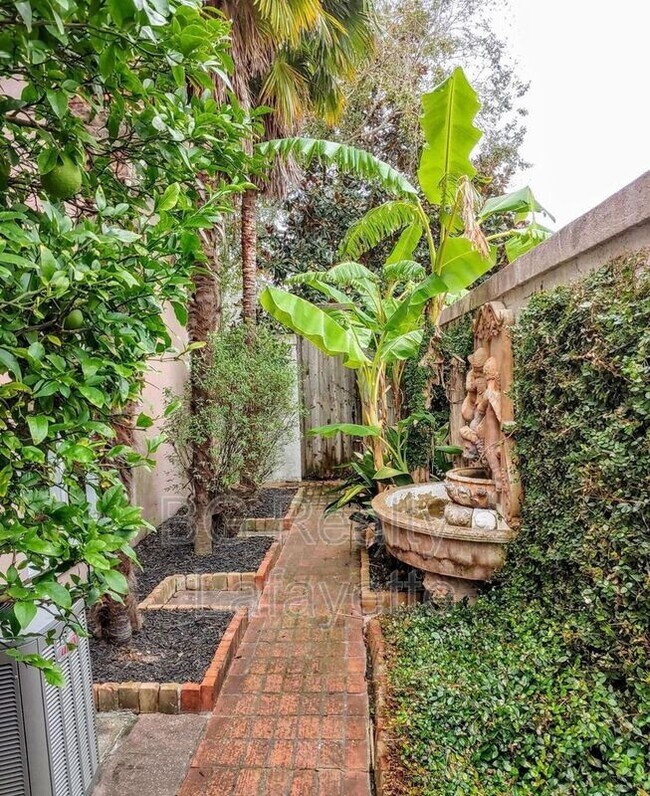 Photo - 201 Ursuline St