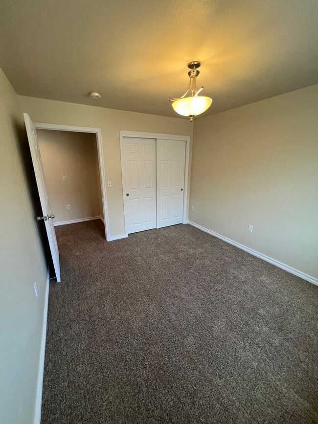Photo - Large 4 Bed 2.5 bath blocks from Fort Riley