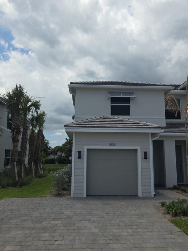 Building Photo - 202 Lakeside Lndg Dr